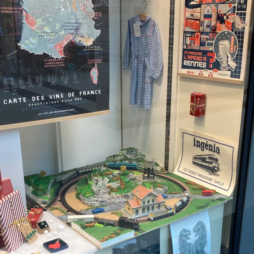 un diorama en vitrine à Rennes à la Visitation
