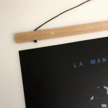 un porte affiche en hêtre de 50cm de longeur
